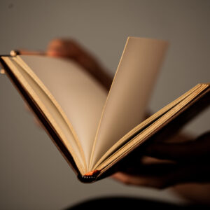 Aufgeschlagenes Notizbuch als Beispielbild für Plot-Gutachten